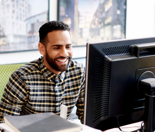 Persona frente al monitor